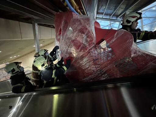 影/板橋捷運站手扶梯夾人！包商搬看板未注意高度遭壓傷送醫