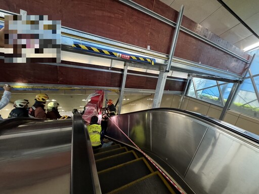 影/板橋捷運站手扶梯夾人！包商搬看板未注意高度遭壓傷送醫