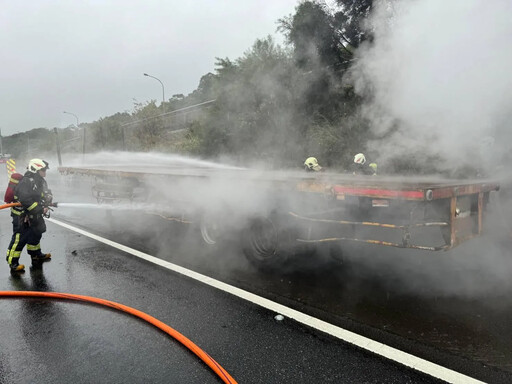 影/國1林口段半聯結車起火 濃煙一度造成回堵3公里