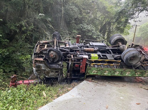 影/苗栗獅潭火燒車！大貨車翻覆起火 車內2人緊急逃生