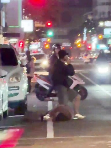 影/行車糾紛？台中市街頭驚見女遭男「腿壓」倒地 一查是夫妻口角