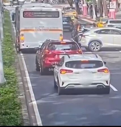 快訊/敦化南路嚴重車禍！公車變換車道太狂連撞3車 婦人頭部、嘴唇受傷送醫