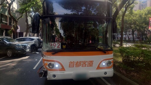 快訊/敦化南路嚴重車禍！公車變換車道太狂連撞3車 婦人頭部、嘴唇受傷送醫