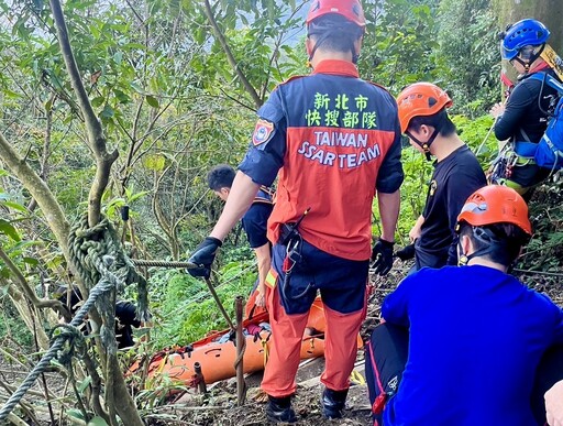 影/新北婦土城登山步道摔落斜坡 救難人員協助搬運下山送醫