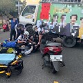 影/賴清德選舉宣傳車疑違規迴轉 2騎士遭撞輾「骨折」送醫