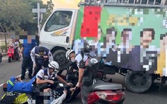 影/賴清德選舉宣傳車疑違規迴轉 2騎士遭撞輾「骨折」送醫
