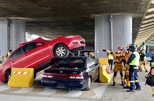 北市消防局辦「車禍救助技能競賽」 轎車堆疊場面超逼真