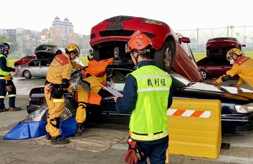 北市消防局辦「車禍救助技能競賽」 轎車堆疊場面超逼真