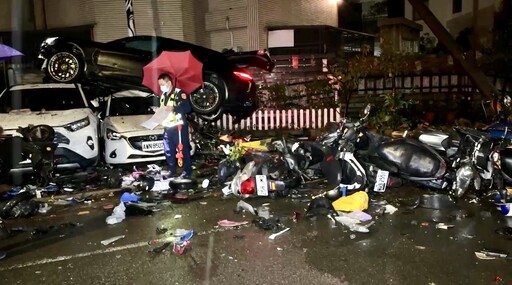 快訊/保時捷半夜撞電線桿毀14車 目擊者：車上2人步行離開