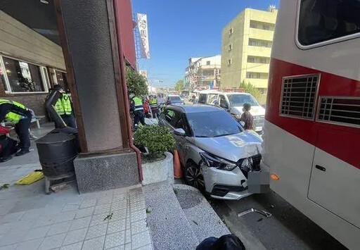 快訊/三義火車站前自小客失控衝遊覽車 6鐵道迷慘遭撞飛送醫