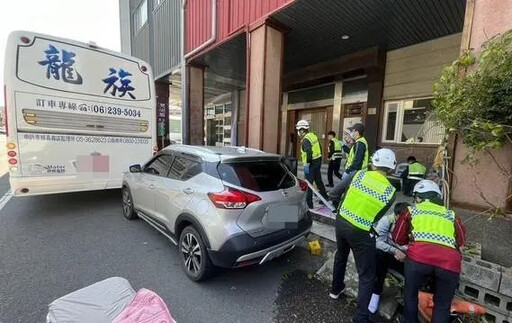 快訊/三義火車站前自小客失控衝遊覽車 6鐵道迷慘遭撞飛送醫