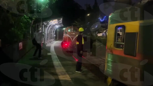 獨/出軌車廂擦撞月台「冒煙」畫面曝！台鐵平溪線漏夜搶修中