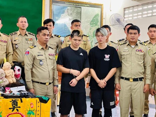 快訊/晚安小雞、阿鬧現身記者會！柬埔寨警方展示「假槍、鬼娃」等道具