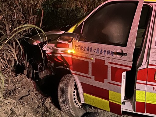 影/救人的慘變被救！彰化救護車路口遭撞衝進農田