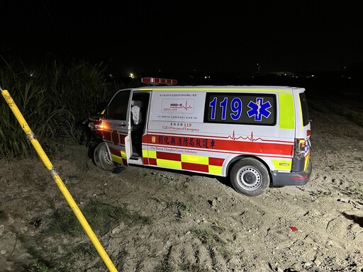 影/救人的慘變被救！彰化救護車路口遭撞衝進農田