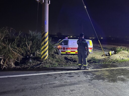 影/救人的慘變被救！彰化救護車路口遭撞衝進農田