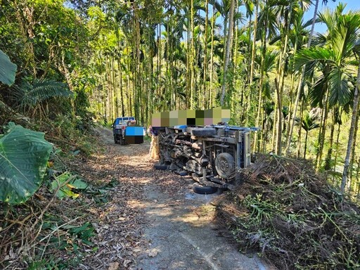 影/嘉義大埔貨車翻山路！駕駛妻一度受困車內 中埔警消急救援