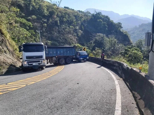 頭過身不過！阿里山公路聯結車拋錨右輪卡山溝 橫擋雙向一度阻塞