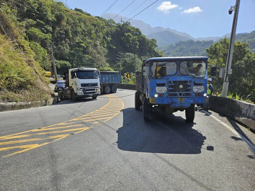 頭過身不過！阿里山公路聯結車拋錨右輪卡山溝 橫擋雙向一度阻塞