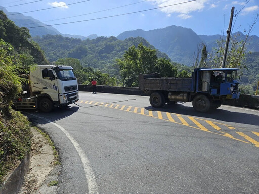 頭過身不過！阿里山公路聯結車拋錨右輪卡山溝 橫擋雙向一度阻塞