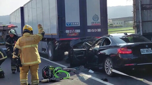 影/草屯驚悚死亡車禍！BMW剷路邊聯結車卡底 車體1/3爛成零件廢鐵