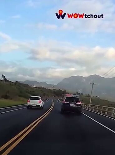 影/跨雙黃線超閃燈警車…真帶種！網驚呼：「台東風景很美麗警察很愜意」