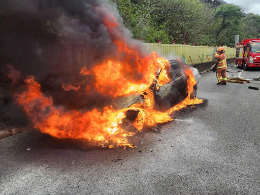 快訊/國1南下40公里火燒車！車輛瞬間變火球 車內2人緊急逃生