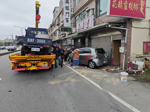 快訊/撞擊畫面曝！桃園小貨車遭追尾...失控衝民宅 57歲駕駛送醫不治