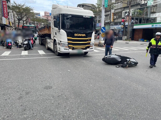 影/生死瞬間！新莊砂石車黃燈煞不住險吞機車 人車噴飛畫面曝