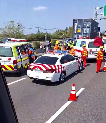 快訊/國1北向嘉義段2起車禍！休旅車幾被貨櫃車夾爆 多人受傷送醫