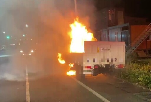 影/羅東交流道暗夜火燒車！烈焰吞貨車成廢鐵 駕駛跳車：才剛保養完