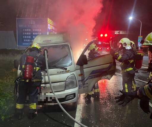 影/羅東交流道暗夜火燒車！烈焰吞貨車成廢鐵 駕駛跳車：才剛保養完