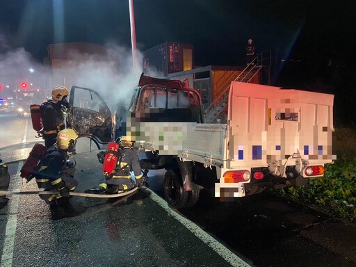 影/羅東交流道暗夜火燒車！烈焰吞貨車成廢鐵 駕駛跳車：才剛保養完