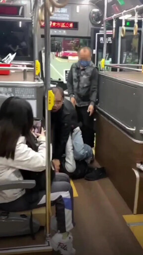 影/狼狽！台中酒駕男闖公車爆揍司機 反遭打趴「腳踩頭」壓制