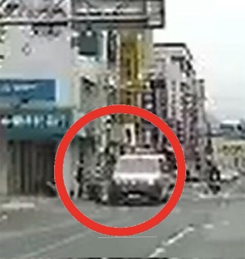 影/不讓？宜蘭街頭驚見救護車鳴笛執勤通過路口 與沒煞停機車相撞