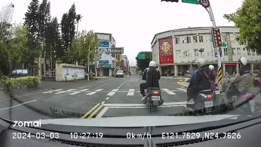 影/不讓？宜蘭街頭驚見救護車鳴笛執勤通過路口 與沒煞停機車相撞