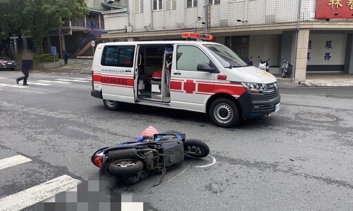 快訊/撞擊瞬間！宜蘭值勤救護車擦撞機車 騎士噴飛翻滾幸無大礙