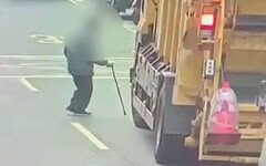 影/未注意車前狀況釀不幸！北市清潔隊垃圾車作業時 撞倒過馬路7旬老翁致身亡