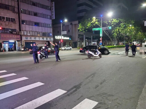 影/高雄三寶婦「左轉未禮讓」 BMW遭撞卡燈桿駕駛受困