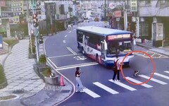 影/又見行人地獄！新店公車高速闖紅燈 9歲男童被撞飛瞬間曝光