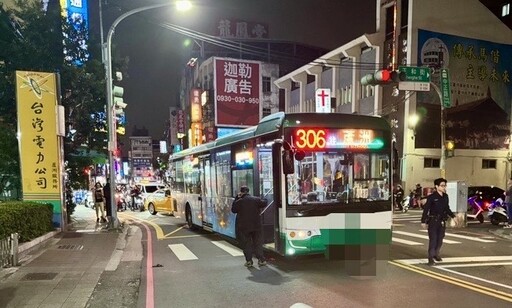 快訊/撞擊瞬間曝！蘆洲公車疑闖紅燈肇禍 2女行人遭撞送醫