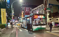 快訊/撞擊瞬間曝！蘆洲公車疑闖紅燈肇禍 2女行人遭撞送醫