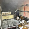貨櫃車當場燒起來！國3西湖服務區內驚現火球 貨物全泡湯