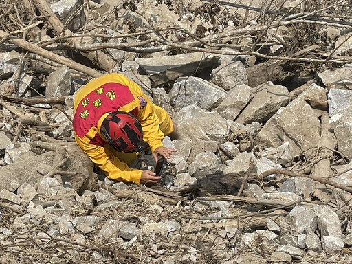 太魯閣寧安橋下飄屍臭味！空拍驚見詭異黑色遺體 特搜隊確認是獼猴罹難