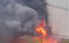 影/宜蘭壯圍穀倉陷火海！「濃煙橫掃數公里」消防救災機器人都出動了