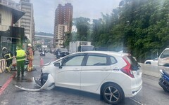 快訊/新北五股自小客自撞電桿 車頭全毀駕駛受傷送醫