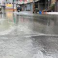 影/馬路變小河！台南仁德發布「二級淹水警戒」 水淹15公分