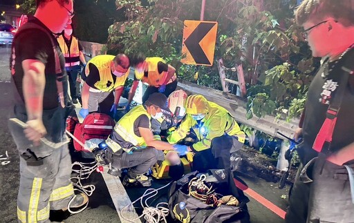 快訊/新北土城汽機車擦撞車禍 騎士跌落3米深橋下邊坡送醫