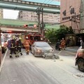 快訊/板橋自小客追撞機車波及對向車輛 機車起火濃煙狂竄影片曝光