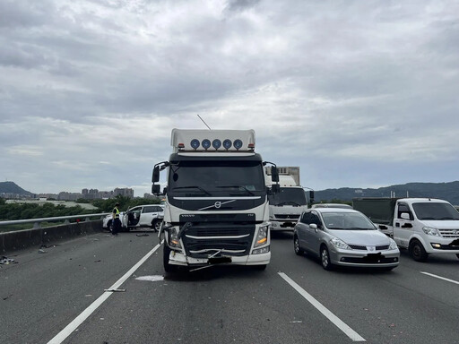 快訊/國3北上土城段5車追撞！轎車車頭撞爛全毀 4傷緊急送醫